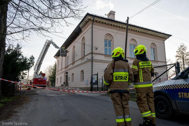 O krok od nieszczęścia w gminie Skawina. Gzyms odpadł od ścian zabytkowego dworu 