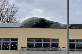 Wiatr zerwał dach z budynku szkoły. Trwa walka ze skutkami wichury