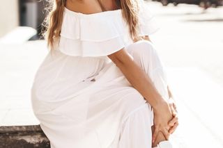 Białe sneakersy to must have w letniej garderobie. Z czym je łączyć, żeby wyglądać jak prawdziwa it-girl?