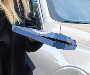 Joanna Przetakiewicz Bantleyem po pizzę