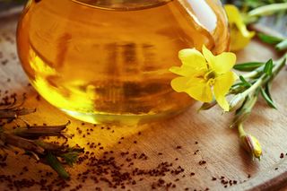 Wystarczy łyżeczka dziennie.Ten olej to czyste złoto. Świetnie smakuje, obniża cholesterol, łagodzi PMS i wzmacnia odporność