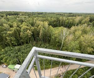   To najwyższa wieża widokowa w warmińsko-mazurskim. Trzeba pokonać niemal 200 schodów. Zobacz zdjęcia