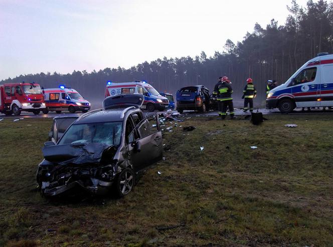 Czołowe zderzenie dwóch aut pod Bydgoszczą. Cztery osoby są ranne