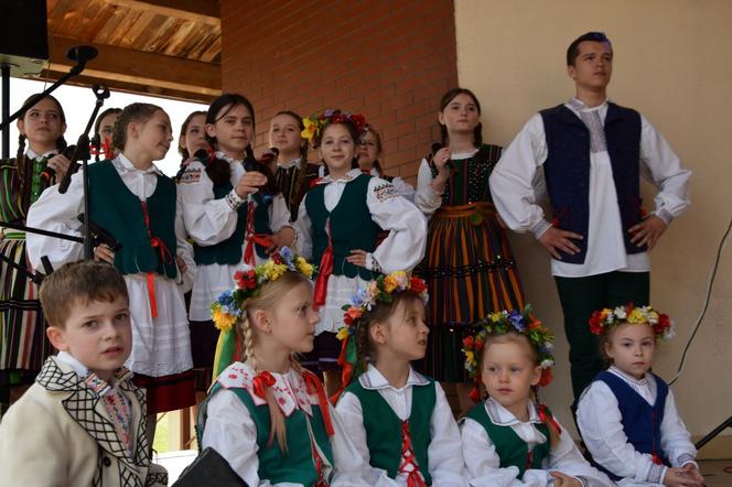 Takie tłumy na MAJÓWCE w Gminie Mirzec! Zabawa na całego i zespół BACIARY