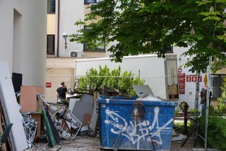 Dostawczy pojazd wbił się w budynek warszawskiego sądu 28.05.2025