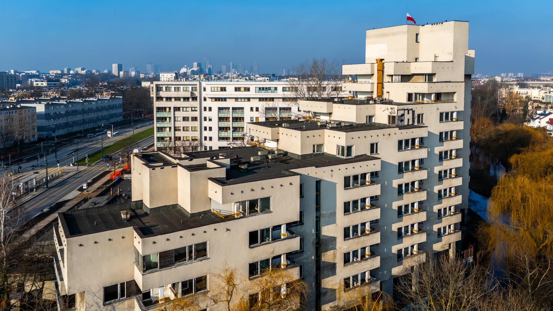 Szpiegowo z lotu ptaka. Blok na Sobieskiego 100 w Warszawie