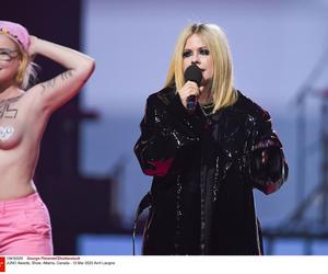 Kobieta topless przerwała przemówienie Avril Lavigne. Gwiazda kazała jej sp*******ć