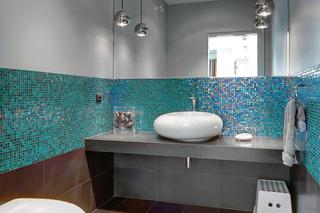 Niebieska łazienka w turkusowa mozaiką