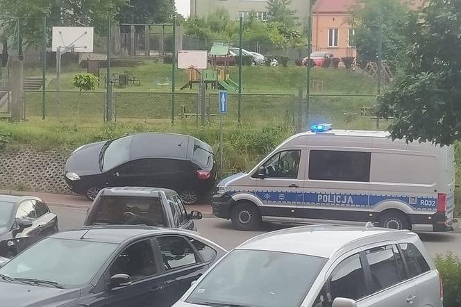 Auto zaparkowane pod szkołą podstawową w Częstochowie