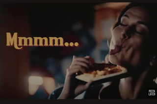 Sztuczna inteligencja stworzyła reklamę. Pizzeria Pepperoni Hug Spot jest straszna!