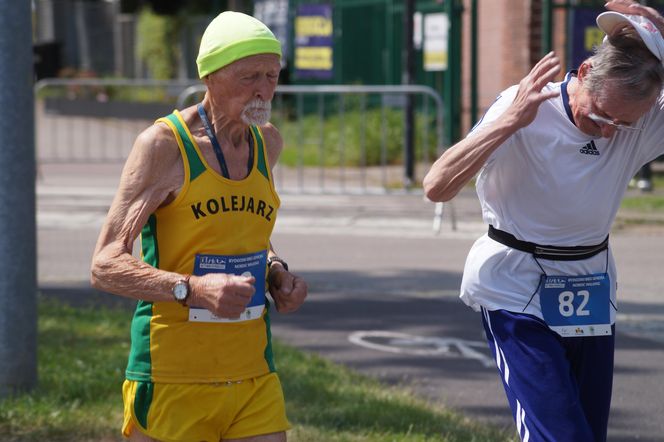Seniorzy w Bydgoszczy pokazali moc! Blisko setka na starcie pierwszego Biegu Seniora
