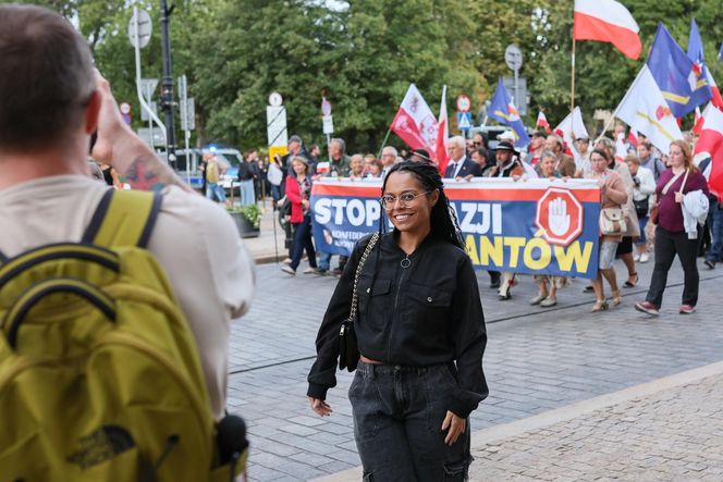 W Warszawie odbył się antyimigrancki marsz i kontrmanifestacja. Pojawiło się kilka tysięcy osób