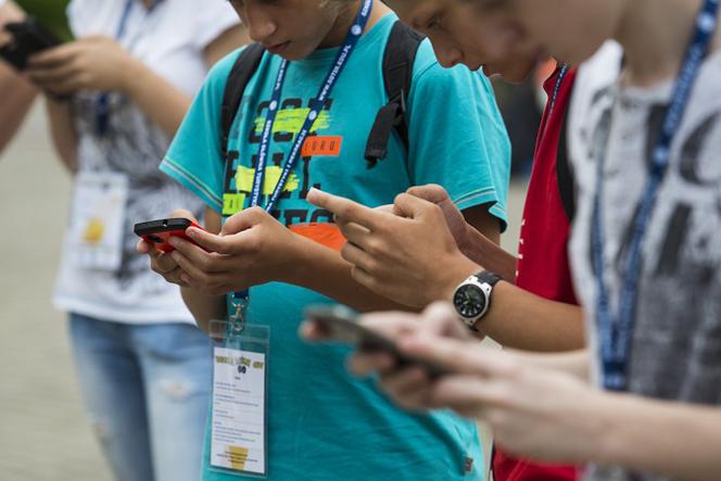 Zakaz używania telefonów komórkowych w szkole! Uczniowie załamani