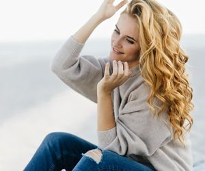 Idealne fryzury na romantyczną randkę. Zobacz, jak je zrobić