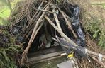 Od 2 lat mieszkał w szałasach. Gdy do niego przyszli, od razu wyjął nóż