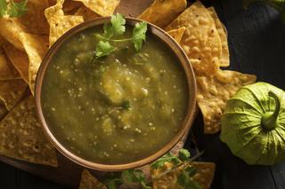 Salsa verde mexicana: meksykański zielony sos z miechunki pomidorowej