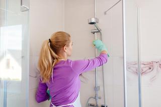 Jak czyścić kabinę prysznicową? Ten sprytny trik zaoszczędzi twój czas i pieniądze