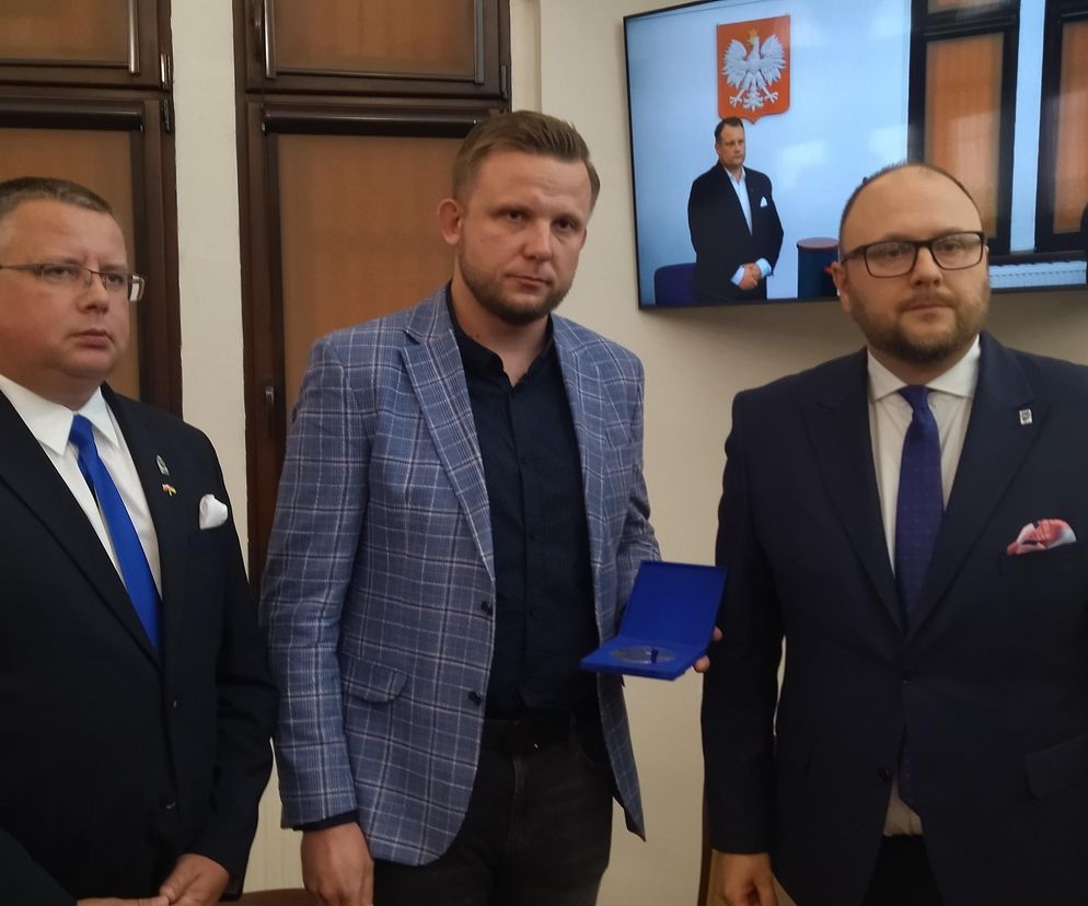 Pan Błażej z Medalem Thorunium. Owacje na stojąco na sesji Rady Miasta w Toruniu