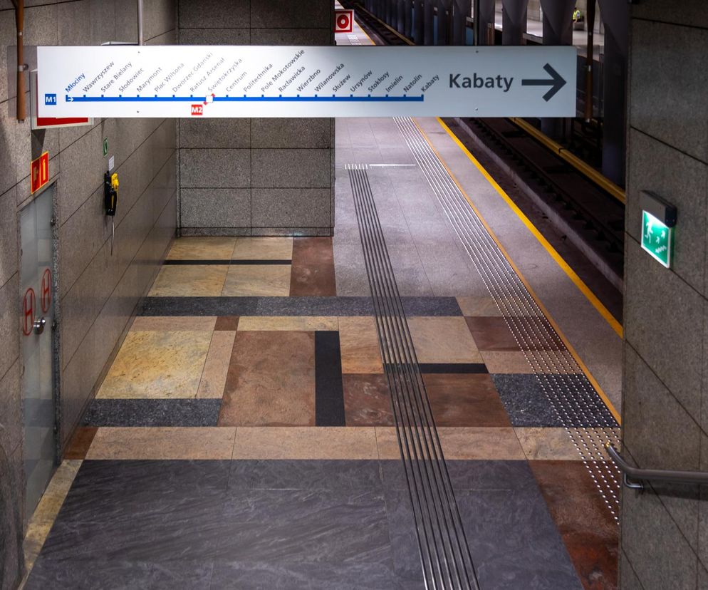 Szokujące sceny w warszawskim metrze. Na schodach na kobietę spadła szyba z sufitu