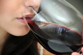 Ekspertka: wino to potrójne zagrożenie dla zębów. Oto jak sobie z tym radzić