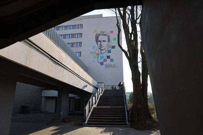 Na gmachu WPiA UMCS można podziwiać mural z wizerunkiem Marii Curie-Skłodowskiej 