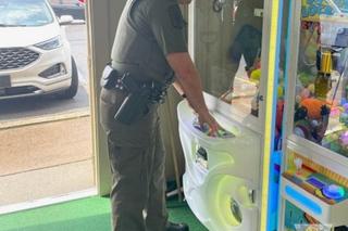 Świstak schował się w maszynie z zabawkami