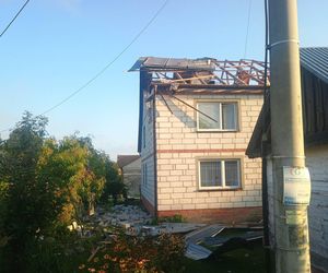 Dron uszkodził dach domu w Wyrykach. Odwołano zajęcia w szkołach i przedszkolach