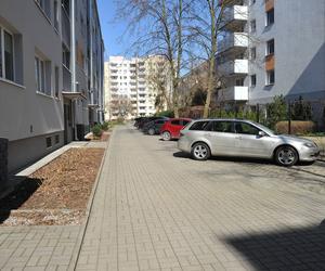 Wojna o parking w Wawrze jak u Barei. Mieszkańcy poszli do sądu