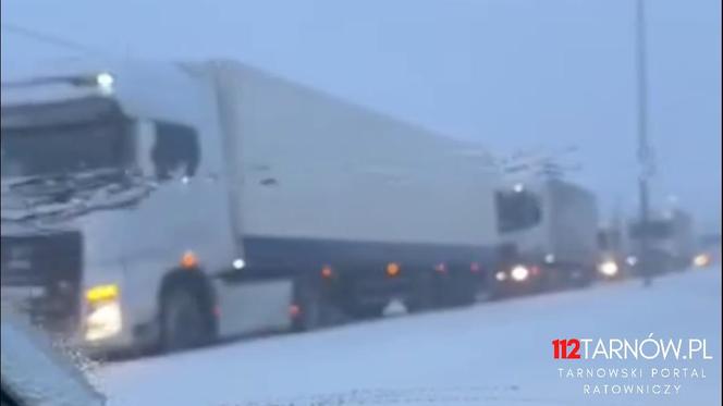 Drogowy armagedon w Tarnowie. Ciężarówki nie dają rady poruszać się po zaśnieżonych drogach i blokują ruch