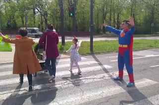 Superman na pasach w centrum Łodzi! Co tam robił? [WIDEO]