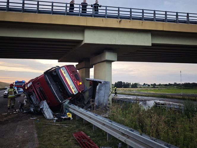  Wypadek na A2 pod Zgierzem. Kierujący tirem uderzył w wiadukt