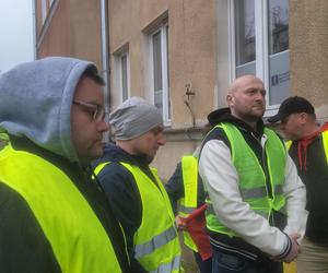 Protest rolników 4 kwietnia w Olsztynie. Strajkujący zostawili ministrowi Kulaskowi butelkę z nawozem