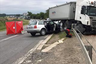 Płońsk: Ciężarówka ZMIAŻDŻYŁA matkę z trójką dzieci. TRAGICZNY wypadek zablokował DK7 [GALERIA]