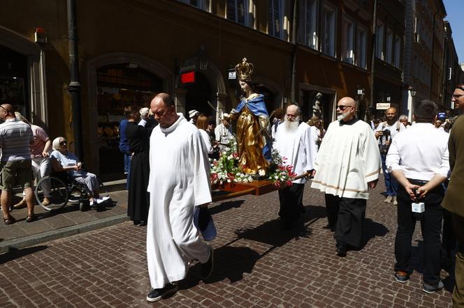 Ulicami przeszła centralna procesja Bożego Ciała. Wystrój ołtarzy nawiązuje do hasła „Wierzę w Kościół Chrystusowy”