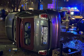 Dachowanie na Bielanach! Skoda huknęła w fiata, są ranni