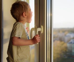4-latek na parapecie otwartego okna. Pilnował go nastoletni brat