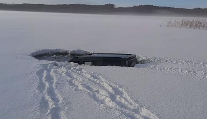 Jezioro Choczewskie. Kierowca land rovera wjechał na lód. Auto znalazło się pod wodą