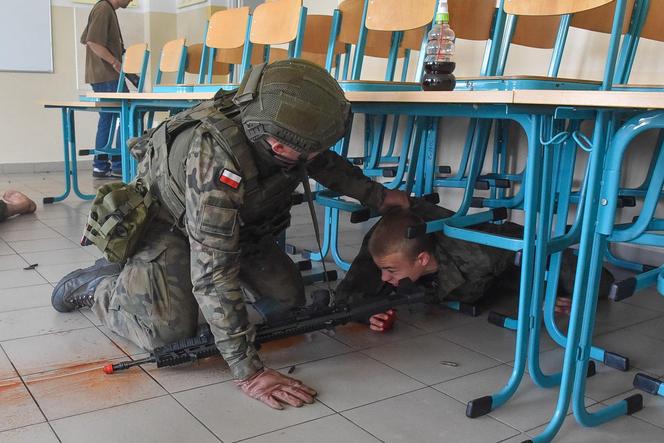 Efektowne ćwiczenia WOT w Czernikowie pod Toruniem. "Scenariusz zakładał atak przeciwnika na szkołę z kilkudziesięcioma uczniami"