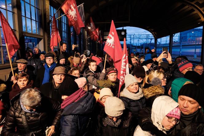 Paderewski przybył do Poznania; tłum mieszkańców na inscenizacji przyjazdu kompozytora do stolicy Wielkopolski