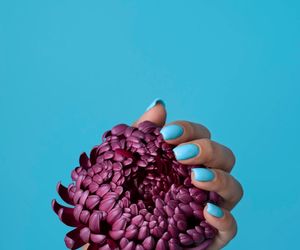 Ten kolor na paznokciach zatrzyma lato na dłużej. Dekadę temu był prawdziwym hitem! 