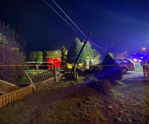 Bmw huknęło w betonowe ogrodzenie. Nie żyje 20-letni kierowca, pasażer trafił do szpitala