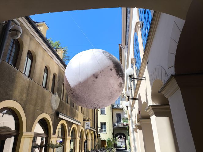 Tarnów ma swój Księżyc! Niezwykła instalacja pojawiła się w Pasażu Tertila