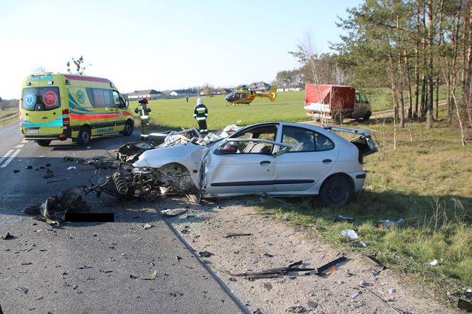 Przerażający wypadek w Gorzeniu. W wyniku zderzenia osobówki z busem do szpitala trafiło 6 osób