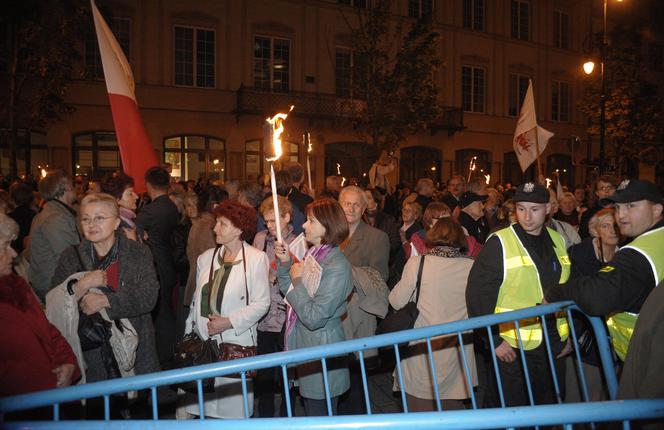 Marsz pamięci na Krakowskim Przedmieściu