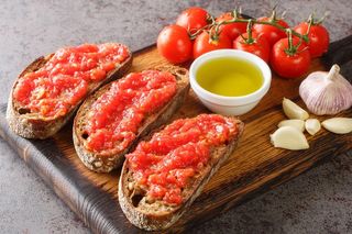 Ten przepis przywiozłam z Barcelony. Pan con tomate to pyszny sposób na czerstwe pieczywo 