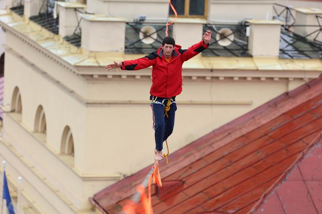   Urban Highline Festival 2023 w Lublinie. Slacklinerzy robią cuda na linach!