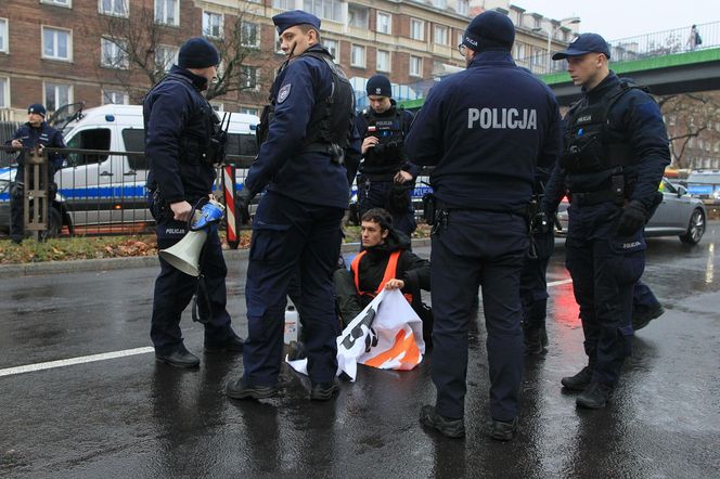 Ostatnie Pokolenie zablokowało Wisłostradę. Furia kierowców. Matka chorego dziecka błagała o przejazd