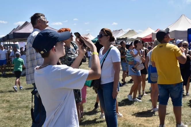 Rodzinny Piknik Lotniczy w Gryźlinach 2023. Lotnicy-akrobaci zachwycili publiczność