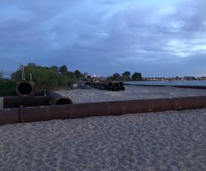 Ciężki sprzęt na plaży w Rewie. Wiemy, co tam się dzieje! [GALERIA]