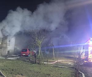 Groźny pożar w domu jednorodzinnym przy ulicy Powojowej. Mężczyzna trafił do szpitala 